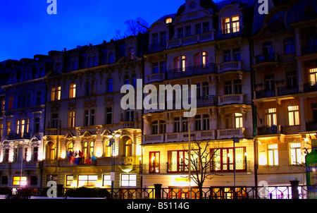 Nacht - Twilight-Schuss von Gebäuden, Karlovy Vary, Tschechien November 2007 auch genannt: Karlsbad, Karlsbad Stadt Stockfoto