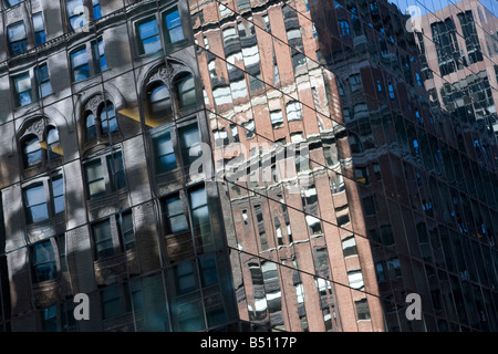 Alte Fassaden reflektiert eine neue Fassade Stockfoto