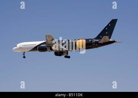 Titan Airways Boeing 757-200 bei der Ankunft Stockfoto