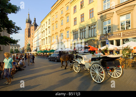 Ein Tourist Pferdekutsche Kutsche im Main Market Square von Krakau in Polen. Stockfoto
