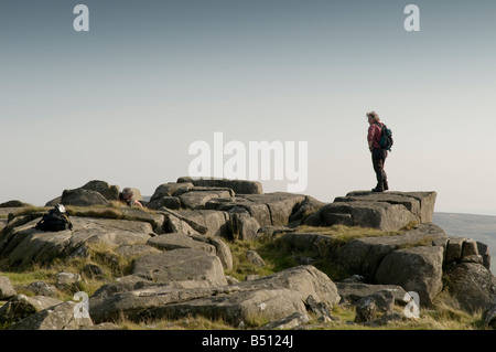 Mann, Wanderer Wanderer auf Carn Menyn Carn Meini felsigen auswarfen Felsvorsprung Pembrokeshire Süd-west wales Stockfoto