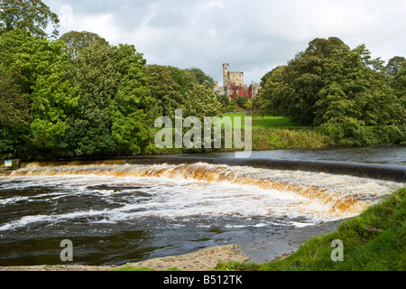 Das private Schloss Hornby in Lancashire mit Fluß Hodder im Vordergrund Stockfoto