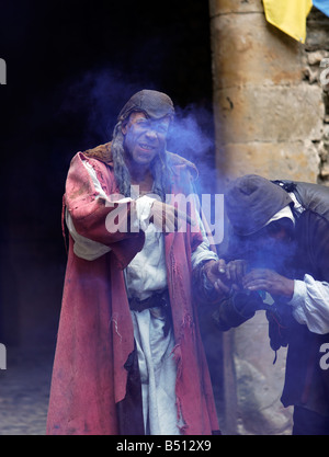 Ein Mann in mittelalterlicher Tracht wirkt im Straßentheater Stockfoto