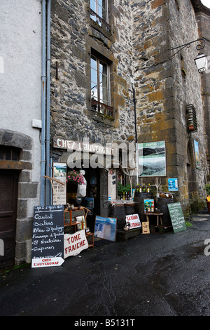 Ein Geschäft in dem Dorf Salers, Frankreich Stockfoto