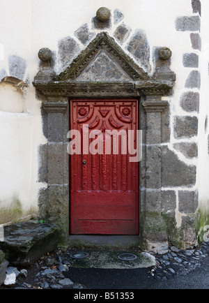 Eine alte Tür auf einem französischen Gebäude in Salers Stockfoto