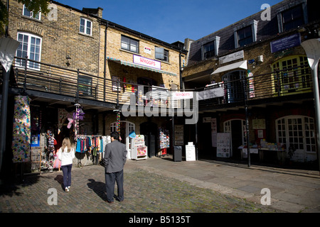 Geschäfte im Hof des Camden Lock market Stockfoto