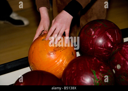 Abholung eine Bowling-Kugel Stockfoto