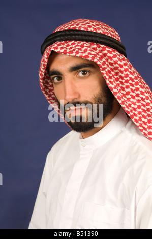 Ernster arabischen Mann in traditioneller Kleidung Stockfoto