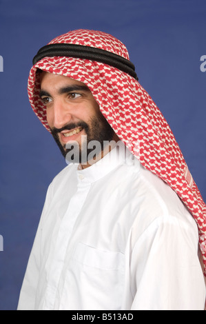 Seite Ansicht Porträt eines arabischen Mannes tragen traditionelle Kleidung Stockfoto