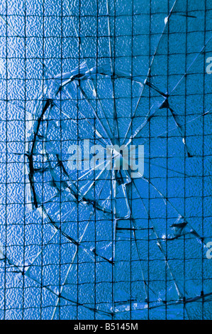 Einschussloch im drahtgebundenen Fensterglas Stockfoto