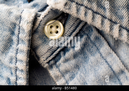 Denim Hemd alte klassische abgenutzt und ausgefranst detail Stockfoto