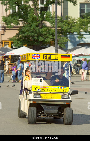 Eine elektrische Auto Stadtrundfahrt im Main Market Square von Krakau in Polen. Stockfoto