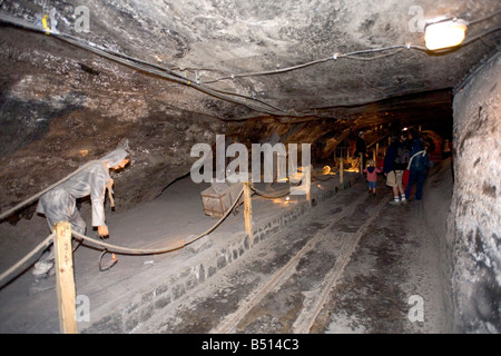 Polen-Krakau-Wieliczka Salzbergwerk Juli 2005 Touristen zu Fuß durch das Salzbergwerk Stockfoto