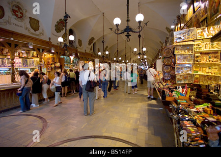 Polen Krakau Rynek Glowny Sukiennice Juli 2005 Shopping-District in den Tuchhallen auf dem Main-Marktplatz Stockfoto