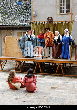 Kinder Dressend in mittelalterlichen Kostümen zu sehen ein französisches Theaterstück in Estaing Stockfoto