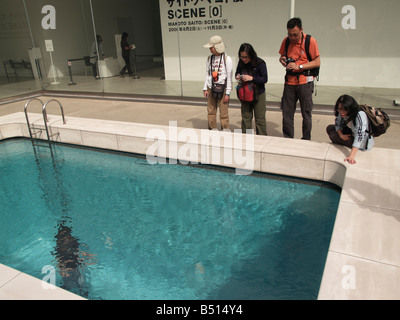 Das Schwimmbad von Leandro ERLICH, eine Kunstinstallation im 21st Century Museum of Contemporary Art, Kanazawa. Stockfoto