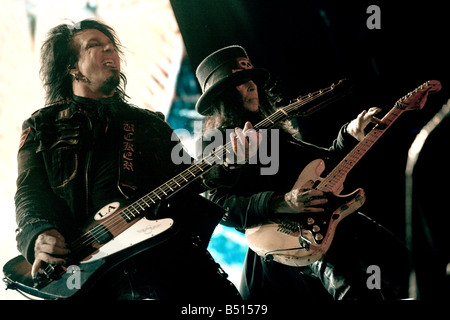 Mötley Crüe-Bassist Nikki Sixx und Gitarrist Mick Mars in einem Konzert in Buenos Aires, Argentinien Stockfoto