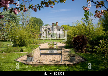 Blossom gerahmte Blick auf den Garten in Mannington Hall in der Nähe von Aylsham, Norfolk, England Stockfoto