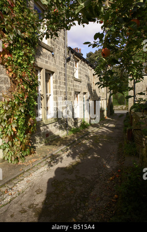 An einem sonnigen Oktobertag, eine Reihe traditioneller, aus Stein gebauter Cottages in Hebden, North Yorkshire Stockfoto