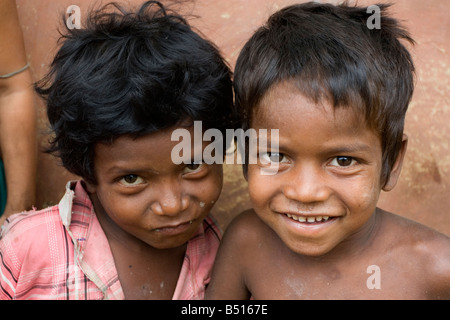 Zwei Tribal Jungs aus Santhal Gemeinschaft in einem abgelegenen Dorf Birbhum, Westbengalen, Indien Stockfoto