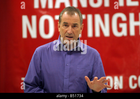 MP Allan Simpson Adresse treffen Einheimische gegen die Privatisierung öffentlicher Dienstleistungen nicht privaten Gewinn Rallye Rallye in Nottingham 7 30 Uhr 16. September 2008 lokale Gewerkschafter und Aktivisten zusammen bei der Daseinsvorsorge nicht privaten Gewinn Rallye dieser Woche trafen sich, um öffentliche Dienstleistungen zu verteidigen und gegen s Privatisierung Regierungsagenda Lautsprecher auf der Kundgebung am 16. enthalten Steve Bostock National Executive Mitglied POA Jeremy lieber General Sekretär NUJ Duncan Hume nationale Schatzmeister NAPO Mark Serwotka General Secretary PCS Alan Simpson MP Stockfoto