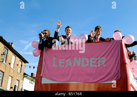 Olympisches Medallist Ruderer Parade durch Henley auf einem offenen bus Stockfoto