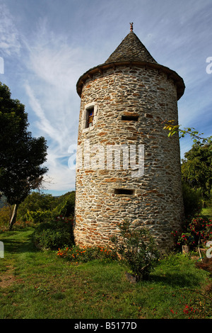 Ein altes steinernes Turm am Le Fel, Frankreich Stockfoto