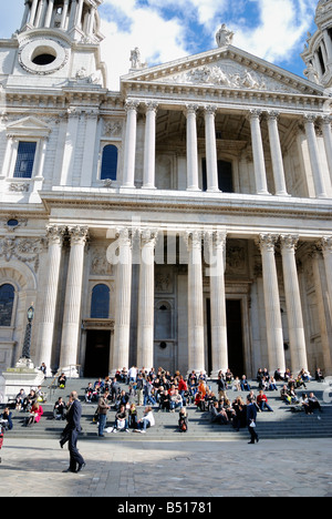 Touristen auf den Stufen zur St. Pauls cathedral Stockfoto