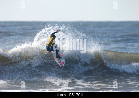 Surfer, die Teilnahme an den walisischen Surf-Meisterschaften Porthcawl Mid Glamorgan Stockfoto