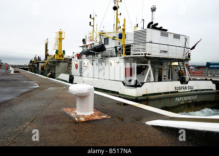 Der Bagger Sospan Dau verlässt Shoreham Hafen durch das Meer Schloss Stockfoto