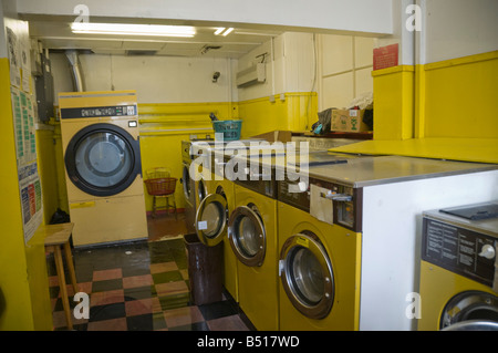 Innere der Waschsalon mit Waschmaschinen und typische Einrichtung der heruntergekommenen Innenstadt. Stockfoto