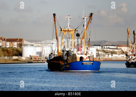 Trawler, die Rückkehr in den Hafen Stockfoto