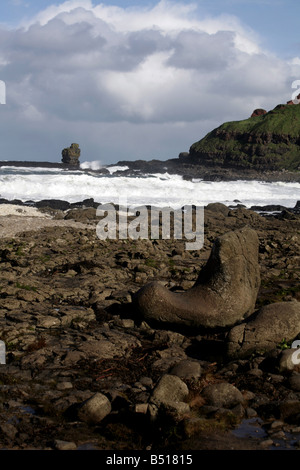 Meer-Stack und brechenden Wellen, The Giants Causeway, The Giants Boot, County Antrim, Irland Stockfoto