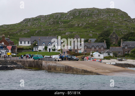 Die Slipanlage und das Dorf auf Iona, serviert mit der Fähre von Fionnphort etwa eine halbe Meile entfernt über den Sound of Iona, Schottland Stockfoto