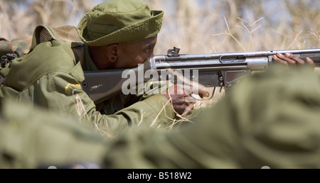 Wilderei Ranger üben im Training schießen; LEWA Wildlife Conservancy Ranger, Lewa Downs, Kenia. Stockfoto