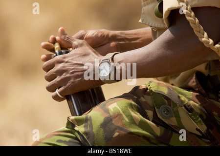 Wilderei Ranger lädt seine Pistole Patrone in der Ausbildung; LEWA Wildlife Conservancy Ranger, Lewa Downs, Kenia. Stockfoto