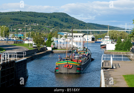 Langes Boot Schiff betreten des Caledonian Canal in Muirton Inverness Highland Region Schottland UK SCO 0905 Stockfoto