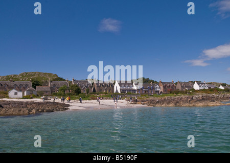 Die Straße in das Dorf auf Iona und St Ronan Bucht vom Boot auf den Sound von Iona, blauer Himmel zu sehen. Stockfoto