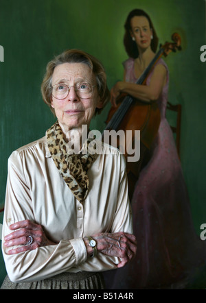 Ältere Frau Cellist mit Ölgemälde aus jungen Jahren Stockfoto