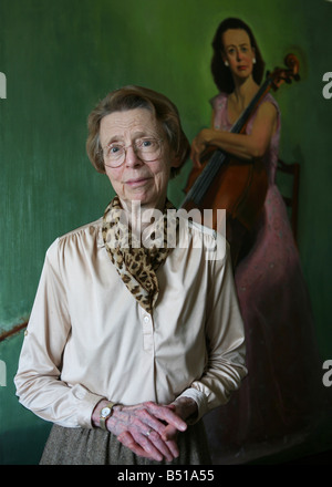 Ältere Frau Cellist mit Ölgemälde aus jungen Jahren Stockfoto