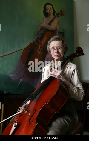 Ältere Frau Cellist mit Ölgemälde aus jungen Jahren Stockfoto