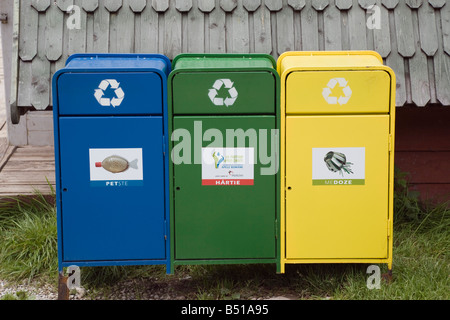 Rumänien Europa drei farbkodierten blau grün gelb recycling-Behälter für Papier aus Kunststoff und Metall Stockfoto