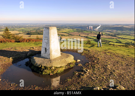 Die trigonometrischen Punkt auf dem Gipfel des Wrekin, Blick in Richtung Ironbridge Kraftwerk, in der Nähe von Telford, Shropshire, UK Stockfoto