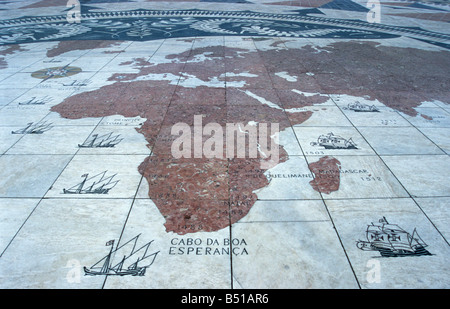 Mosaik Karte zeigt die Entdeckungen Routen auf dem Bürgersteig durch das Denkmal der Entdeckungen, Stadtteil Belem, Lissabon, Portugal Stockfoto