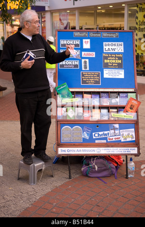 Christlichen Anhänger Predigt an Mitglieder der Öffentlichkeit in Hounslow High Street, Middlesex UK Stockfoto