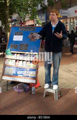 Christlichen Anhänger Predigt an Mitglieder der Öffentlichkeit in Hounslow High Street, Middlesex UK Stockfoto