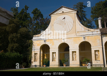 Sonnenuhr und eines der Flügel der Villa Barbaro in Maser, Norditalien, von Andrea Palladio entworfen Stockfoto