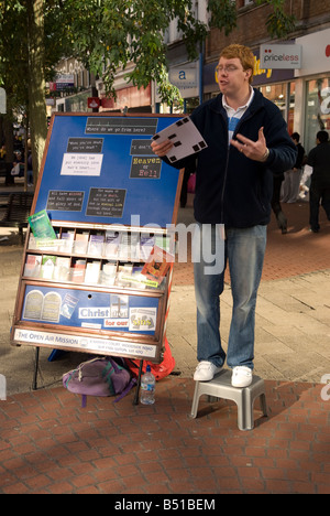 Christlichen Anhänger Predigt an Mitglieder der Öffentlichkeit in Hounslow High Street, Middlesex, Großbritannien. Stockfoto