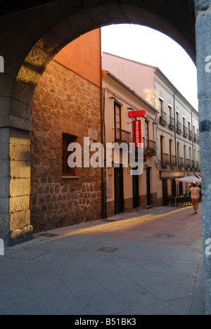 Stree Szene auf der Suche von der Plaza del Mercado Chico, Avila, Spanien Stockfoto