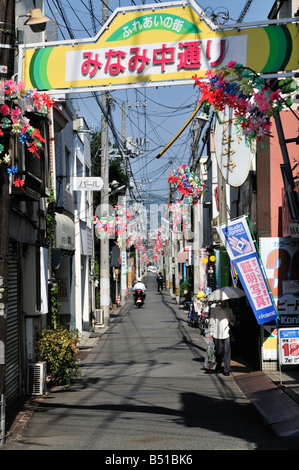 Japanische Straßenszene mit Kirschblüte Dekorationen, Hiroshima, Japan Stockfoto